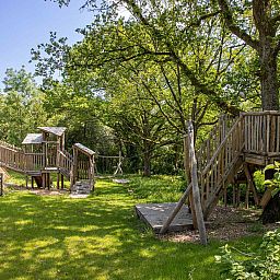 Gemuetliches Ferienhaus ARD126 in Waulsort, Ardennen mit Terrasse und gruener Umgebung.