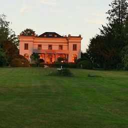 Geraeumiges Zimmer in einem Ferienhaus fuer 8 Personen, Couvin, Ardennen, Belgien, mit moderner Einrichtung und bequemen Betten.