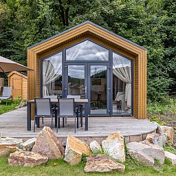 Gemuetliches Wohnzimmer in der 4-Personen-Ferienwohnung 4B2 in Gesves, Ardennen. Gemuetliches Ferienhaus mit Blick auf Terrasse und Natur in Belgien.