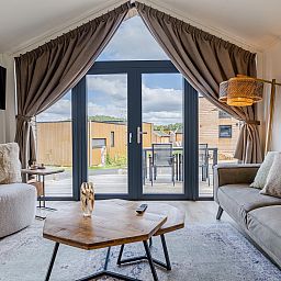 Stilvolle Essecke im 4-Bett-Bungalow 4B2, Gesves, Ardennen. Geniessen Sie die moderne Kueche und die Aussicht auf die Natur in diesem belgischen Ferienbungalow.