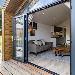 Vrijstaande woning in Gesves, een vakantiehuis in de Ardennen, Belgi, met een ruim terras en omringd door weelderige natuur.