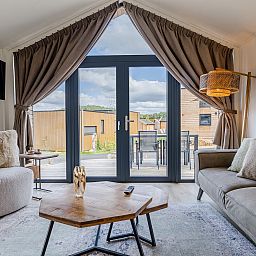 Vrijstaande woning in Gesves, vakantiehuis in de Ardennen, Belgi, omringd door natuur met moderne houten veranda en rustgevende omgeving.
