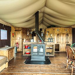 Gezellige slaapkamer in Tenthuisje met warme privedouche, Vresse-sur-Semois, Ardennen, Belgie. Perfect voor een ontspannen glamping ervaring.