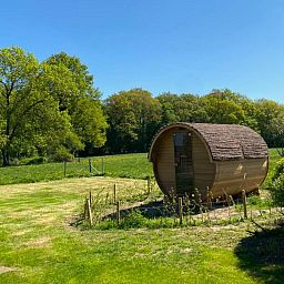 Geniessen Sie die Ruhe in "La Nouvelle Marquisette", einer einzigartigen Glamping-Lodge inmitten der gruenen Natur von Houyet in den Ardennen, Belgien.