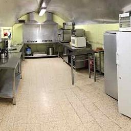 Voll ausgestattete Kueche in Le Moulin De Romedenne, Ferienhaus in Philippeville, ideal fuer kulinarische Erlebnisse.