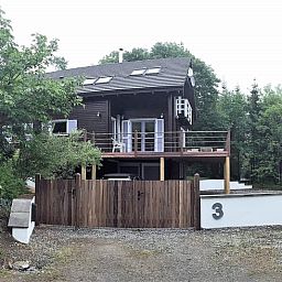 Ferienhaus in Heure, ein charmantes Ferienhaus in den Ardennen, Belgien, mit einer grossen Terrasse inmitten der Natur.