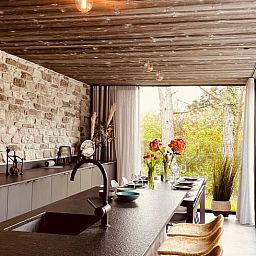 Moderne Architektur inmitten von Gruen im Ferienhaus in Heure, einem Ferienhaus in den schoenen Ardennen, Belgien.