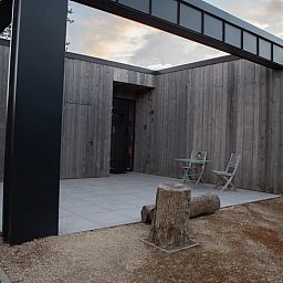 Entspannen Sie sich im Garten des Ferienhauses in Heure, mit Blick auf die gruene Umgebung der Ardennen, Belgien.