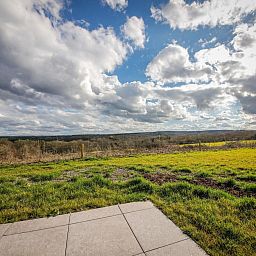Geniessen Sie den Panoramablick auf die Natur von La Ruree, einem Ferienhaus in Heure, Ardennen, Belgien.