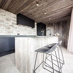 Moderne Kueche im Ferienhaus La Ruree, Heure, Ardennen, Belgien, mit Holzausstattung und stilvollem Dekor.