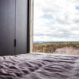 Geniessen Sie einen atemberaubenden Blick aus dem Schlafzimmer des Ferienhauses La Ruree in Heure, Ardennen, Belgien.