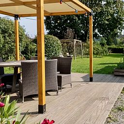 Geniessen Sie die Ruhe auf der Terrasse des Cottages: An der Flussbiegung in Dinant in den Ardennen, mit Blick auf die gruene Umgebung.