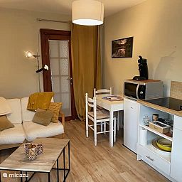 Gemuetlicher Innenbereich des Cottages: An der Flussbiegung in Dinant, Ardennen, Belgien, mit einer komfortablen Sitzecke und einer Kuechenzeile.