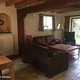 Gemuetliches Wohnzimmer in "Groot", einem schoenen Ferienhaus fuer 4 Personen in Dinant, Ardennen, Belgien, mit einer komfortablen Sitzecke und Blick auf den Garten.