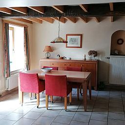 Gemuetliches Esszimmer in "Groot", einem schoenen Ferienhaus fuer 4 Personen in Dinant, Ardennen, Belgien, mit Holzdetails und einer gemuetlichen Einrichtung.