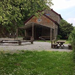 Geniessen Sie die Ruhe im Cottage in Purnode, einem charmanten Ferienhaus in den belgischen Ardennen, mit einer einladenden Terrasse und gruener Umgebung.