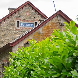 Ferienhaus in Purnode, ein charmantes Ferienhaus in den Ardennen, Belgien, umgeben von gruener Natur und rustikaler Architektur.