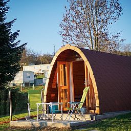 Ontspan op het terras van Vakantiehuisjes Pommier Rustique, gelegen in de prachtige Ardennen, Durnal, Belgie.