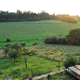 Geniessen Sie von der Terrasse des Ferienhauses in Aublain, das in den schoenen Ardennen in Belgien liegt, einen weiten Blick auf gruene Felder.