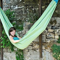 Entspannen Sie sich in der Haengematte im Ferienhaus in Aublain, das in der laendlichen Umgebung der Ardennen, Namur, Belgien liegt.