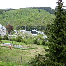 Moderne badkamer in ARD103 vakantiehuis in Dochamps, Ardennen met ruime douche en wastafel.