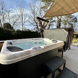 Enjoy the luxurious jacuzzi on the terrace of Chez Brigitte, a vacation home in Durbuy, surrounded by the nature of the Ardennes, Belgium.