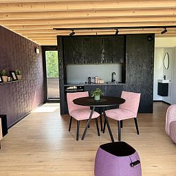 Moderne keuken en eetruimte in Escapade Naturelle, vakantiehuis in Durbuy, Belgie.