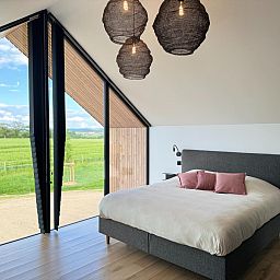 Lichte slaapkamer met panoramisch uitzicht in Escapade Naturelle, Durbuy, Ardennen.