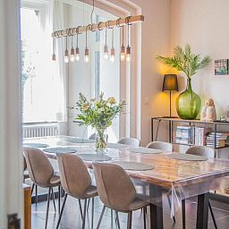 Stijlvolle eetkamer in Ma Dame Jeanne vakantiehuis, Durbuy, Ardennen. Gezellige ruimte met moderne inrichting en veel natuurlijk licht.