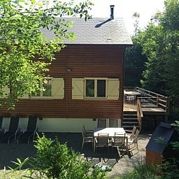 Achtertuin van Chalet Eikenblad in Durbuy, vakantiehuis met terras en tuinzitje in de Ardennen.