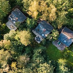 Veranda van Huisje in Izier, vakantiehuis in de groene Ardennen, Luxemburg, Belgie, met uitzicht op het omringende bos en natuur.