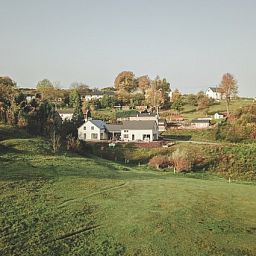 Uitzicht op de groene heuvels rondom Casa Nouche vakantiehuis in Engreux, Ardennen, Belgi.