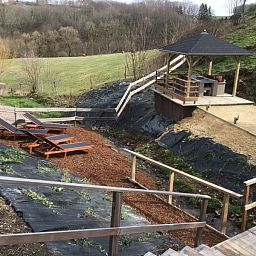 Ontspan op de ligstoelen bij Casa Nouche, vakantiehuis in de Ardennen, Belgi.