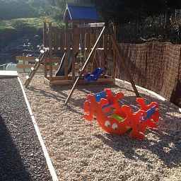 Speeltuin bij Casa Nouche vakantiehuis in Engreux, Ardennen, Belgi voor kinderen.