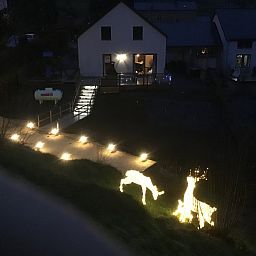 Verlichte avond bij Casa Nouche vakantiehuis in Engreux, Ardennen, Belgi.