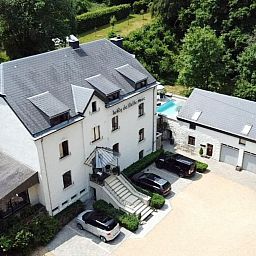 Luchtfoto van Ry de Belle Rose, een charmant vakantiehuis in Grupont, Ardennen, Belgie, omgeven door groene natuur en rustgevende omgeving.