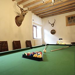 Ontspan in de sfeervolle recreatieruimte van Ry de Belle Rose, een vakantiehuis in Grupont, Ardennen, met een uitnodigende biljarttafel.