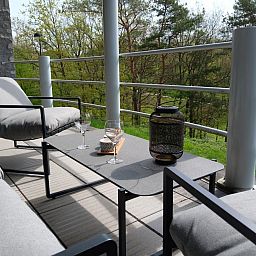 Geniet van het uitzicht op de groene Ardennen vanaf het terras van vakantiehuis Castelgolf in Barvaux, Luxemburg, Belgie.