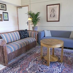 Gezellige woonkamer in La Terra vakantiehuis, Durbuy, met comfortabele banken.