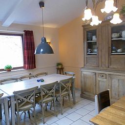 Eetkamer in La Terra, vakantiehuis in Durbuy, met houten tafel en kast.