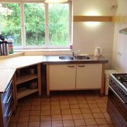 Functionele keuken in La Terra, vakantiehuis Durbuy, met uitzicht op de natuur.