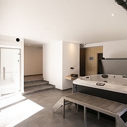 Geniet van het adembenemende uitzicht vanaf het terras van Villa Natura, een vakantiehuis in La Roche-en-Ardenne, Ardennen, Belgie.