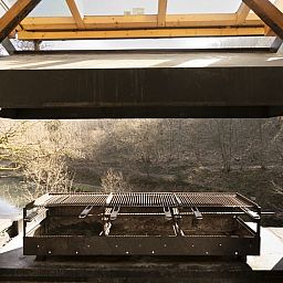 Moderne keuken in Villa Natura, een vakantiehuis in La Roche-en-Ardenne, Ardennen, met stijlvolle inrichting en uitzicht op de natuur.