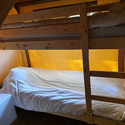 Gezellige slaapruimte in Safaritent, La Roche-en-Ardenne, Ardennen. Ideaal voor een avontuurlijke glampingervaring in Luxemburg, Belgie.