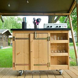 Geniet van koken in de buitenlucht bij Safaritent in La Roche-en-Ardenne, Ardennen, met een handige buitenkeuken in de glamping lodge.