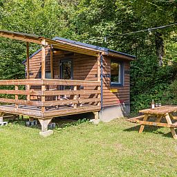 Charmant 2-persoons tiny house 2BY met veranda in Poix-Saint-Hubert, Ardennen, Belgie, omringd door groene natuur voor een ontspannen verblijf.