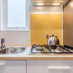 Moderne keuken in de 2-persoons lodge 2B in Poix-Saint-Hubert, Ardennen. Geniet van comfort en gemak in dit vakantiehuis in Belgie.