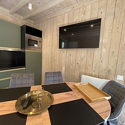Gemuetliche, ueberdachte Ecolodge mit moderner Kueche und Essbereich in Bouillon, Ardennen, ideal fuer einen entspannten Aufenthalt.