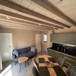 Gemuetliche, ueberdachte Ecolodge mit moderner Kueche und Sitzecke in Bouillon, Ardennen, ideales Ferienhaus in Luxemburg, Belgien.