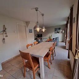Gezellige eetkamer in Seaside Village huisje 77, vakantiehuis in Vosseslag, De Haan, Belgische kust, met ruime tafel en comfortabele stoelen.